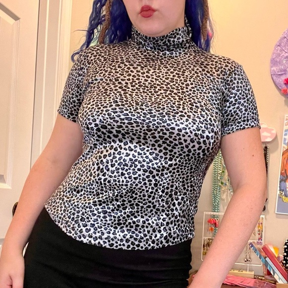 ❌SOLD❌ 90’s vintage leopard print velvet turtleneck size large - Picture 2 of 4